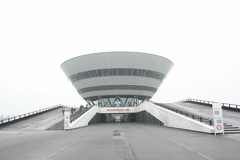 j- Porsche (75).JPG - Visite de Porsche - hall d’exposition-vente